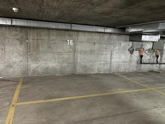 RARE ! Place de parc interieur Garage a Montana zone Marigny