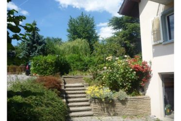 Rare Location Appartement qui occoupe l'entier du rez. et jardin dans une villa particuliere