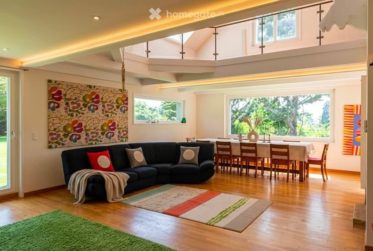 Rare Location Appartement qui occoupe l'entier du rez. et jardin dans une villa particuliere