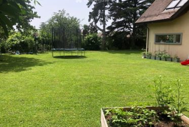 Rare Location Appartement qui occoupe l'entier du rez. et jardin dans une villa particuliere
