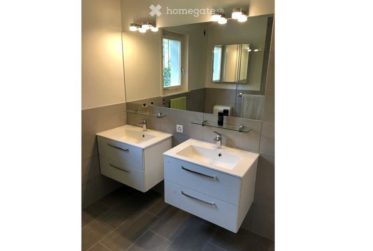 Rare Location Appartement qui occoupe l'entier du rez. et jardin dans une villa particuliere