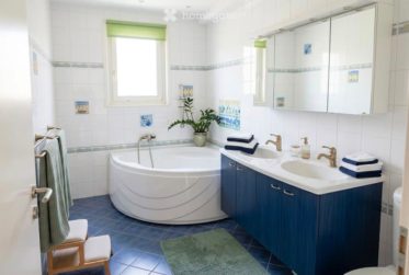 Rare Location Appartement qui occoupe l'entier du rez. et jardin dans une villa particuliere