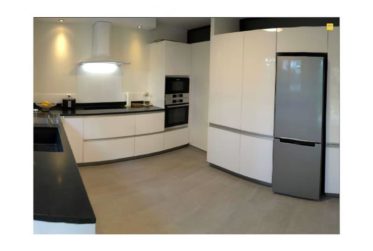 Rare Location Appartement qui occoupe l'entier du rez. et jardin dans une villa particuliere