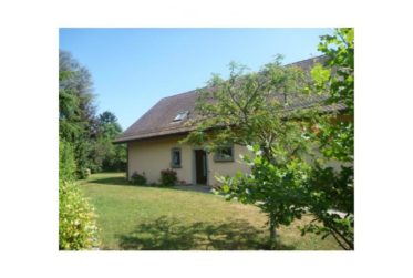 Rare Location Appartement qui occoupe l'entier du rez. et jardin dans une villa particuliere
