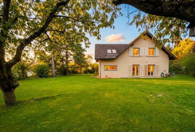 Rare Location Appartement qui occoupe l'entier du rez. et jardin dans une villa particuliere