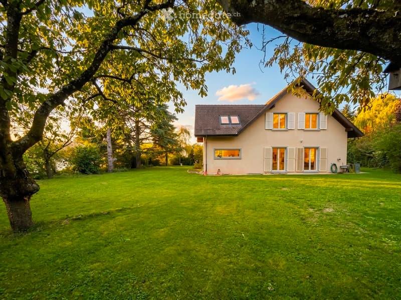 Rare Location Appartement qui occoupe l'entier du rez. et jardin dans une villa particuliere