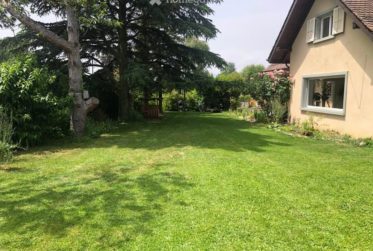 Rare Location Appartement qui occoupe l'entier du rez. et jardin dans une villa particuliere